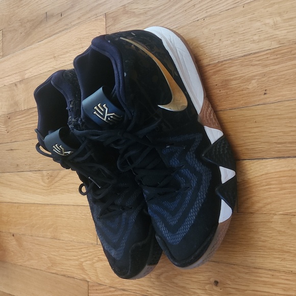 Nike Kyrie 4 - Picture 1 of 3